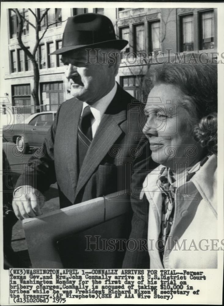 1975 Press Photo Mr. and Mrs. John Connally arrive at U.S District Court - Historic Images