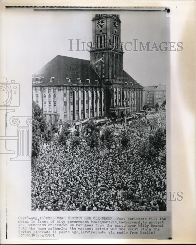 1961 Press Photo West Berliners fill the plaza in front of city government - Historic Images