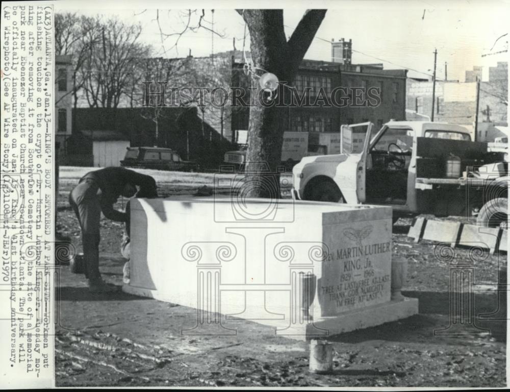 1970 Press Photo Workmen on finishing touches of Dr Martin Luther King Jr crypt - Historic Images