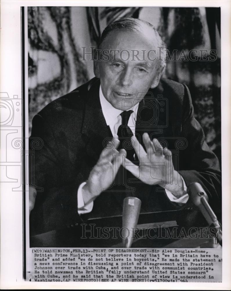 1964 Press Photo British Prime Minister Sir Alec Douglas-Home on reporters - Historic Images