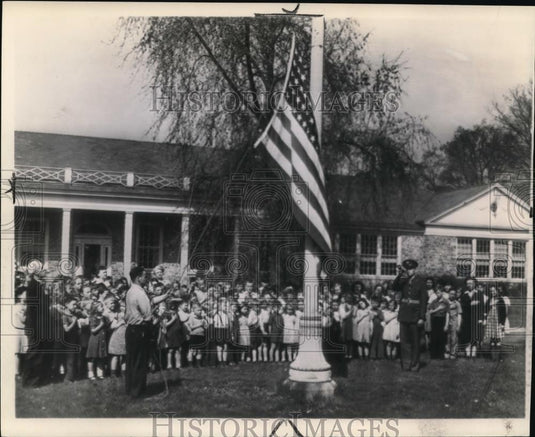 1945 Press Photo The Flag is Lowered Memorial Services for President Roosevelt - Historic Images