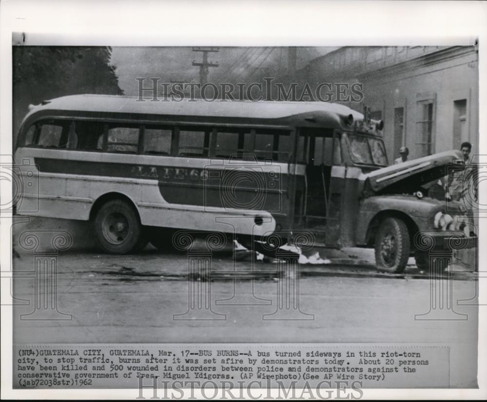 1962 Press Photo A Bus burns in a riot-torn city started by the demonstrators - Historic Images