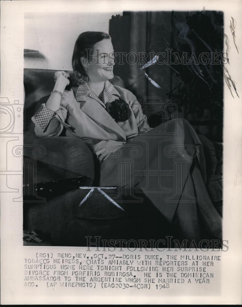 1948 Press Photo Doris Duke, the millionaire tobacco heiress, chats amiably - Historic Images