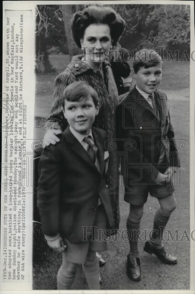 1970 Press Photo Margaret Duchess of Argyll w/ adopted sons Jamie &amp; Richard - Historic Images