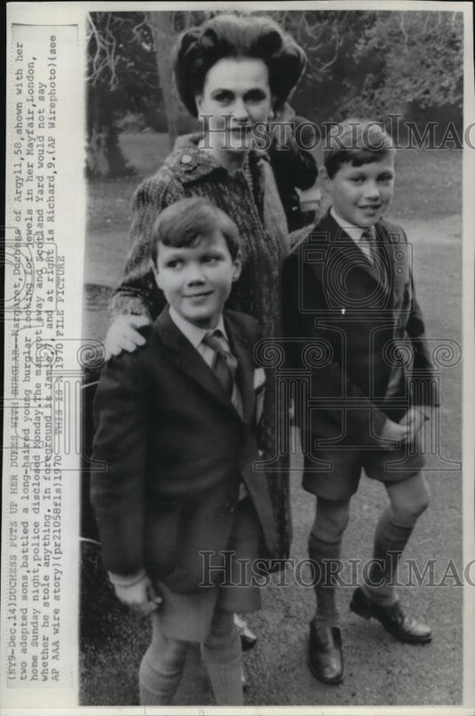 1970 Press Photo Margaret Duchess of Argyll w/ adopted sons Jamie & Richard - Historic Images