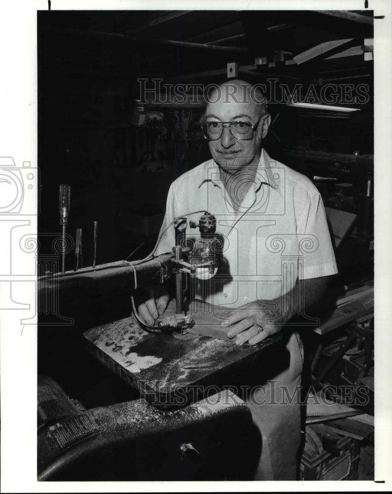 1989 Press Photo Stuart Woldman Woodworking - cva49347 - Historic Images