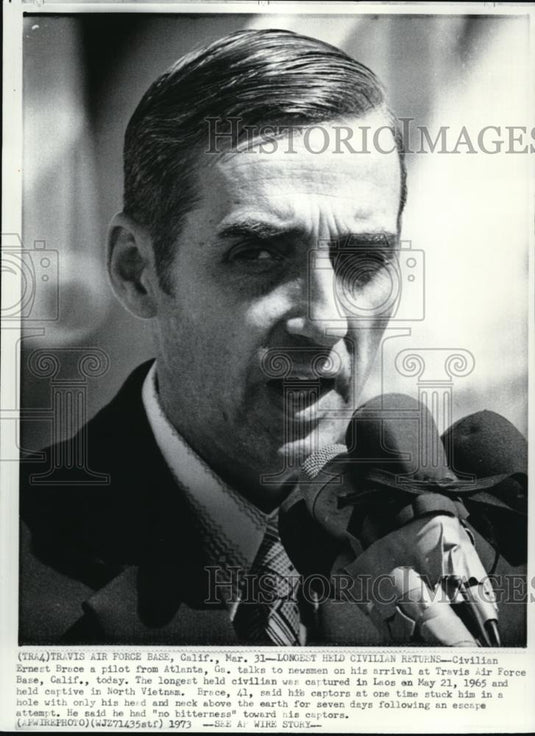 1973 Press Photo Atlanta Pilot Ernest Brace at Travis Air Force Base - Historic Images