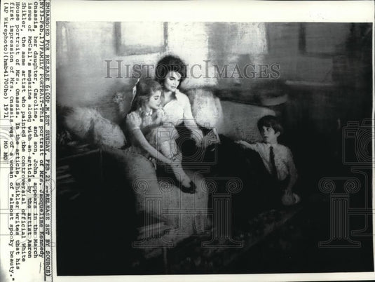 1971 Press Photo Mrs. Onassis Family portrait on March issues of McCall's mag - Historic Images