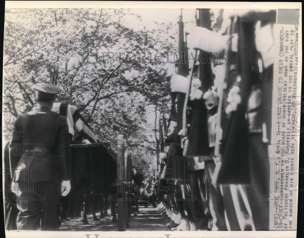 1945 Press Photo A last salute to their Commander-In-Chief, Hyde Park, N.Y. - Historic Images