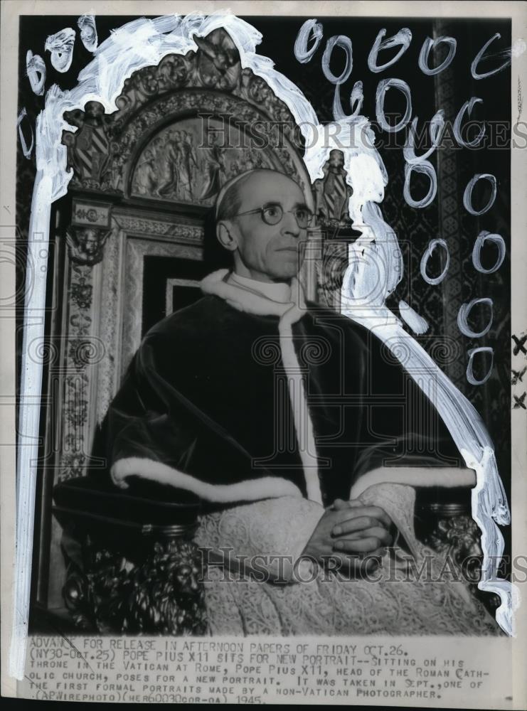 1945 Press Photo Pope Pius II poses for portrait in his throne in Vatican - Historic Images