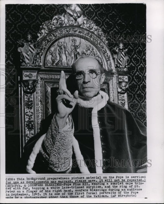 1945 Press Photo Pope Pius II conferring blessing as first formal portrait - Historic Images