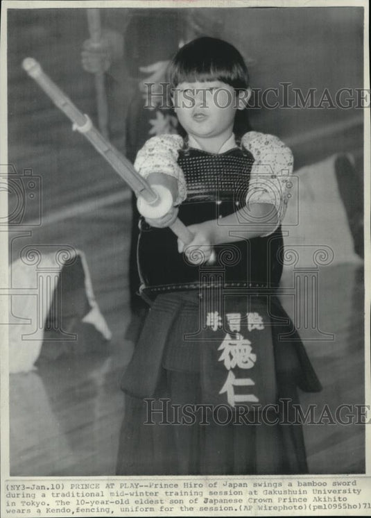 1971 Press Photo Prince Hiro of Japan at play of fencingin Gakushuin University - Historic Images