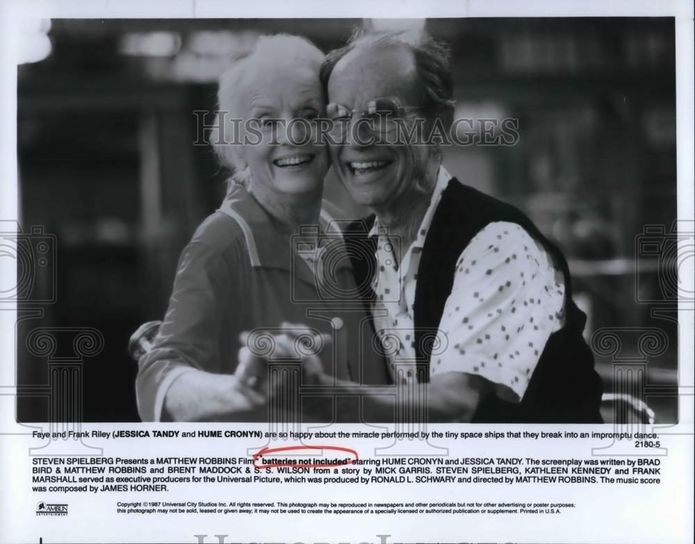 1967 Press Photo Jessica Tandy Hume Cronyn In Batteries Not Included - cvp30821 - Historic Images