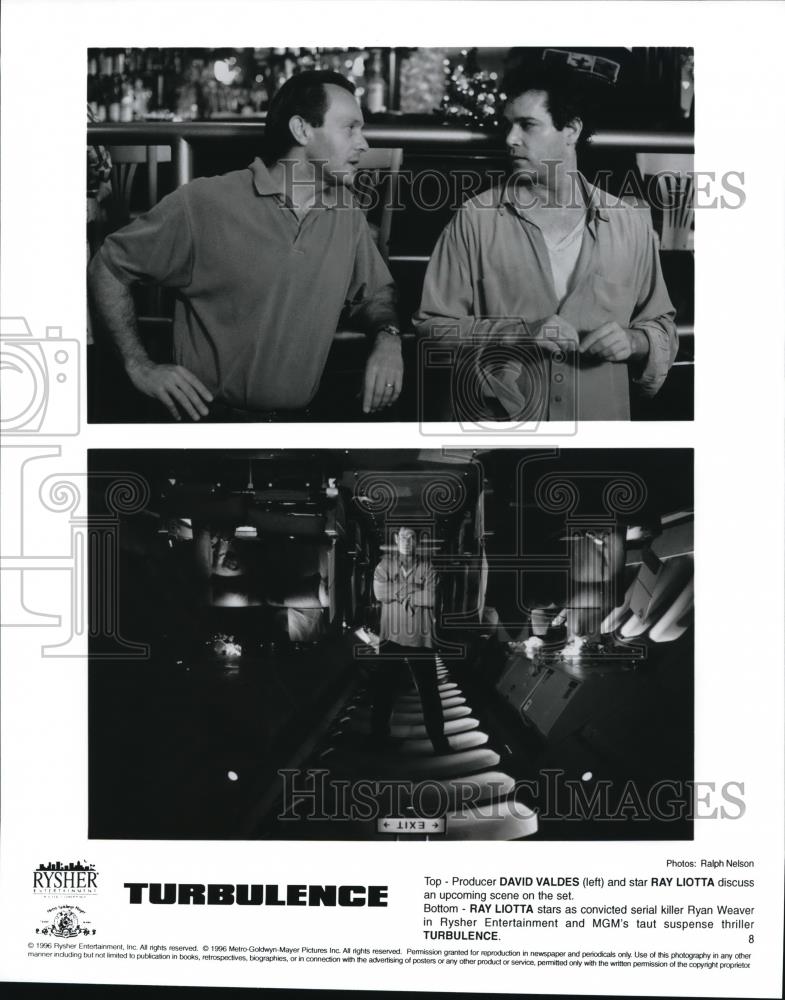 1996 Press Photo David Valds and Ray Liotta star in Turbulence - cvp39146 - Historic Images