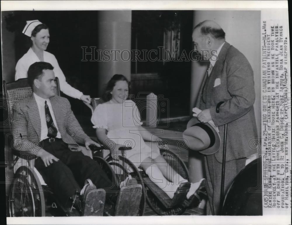 1940 Press Photo Canada Prime Minister McKenzie King with the Canadian patients - Historic Images