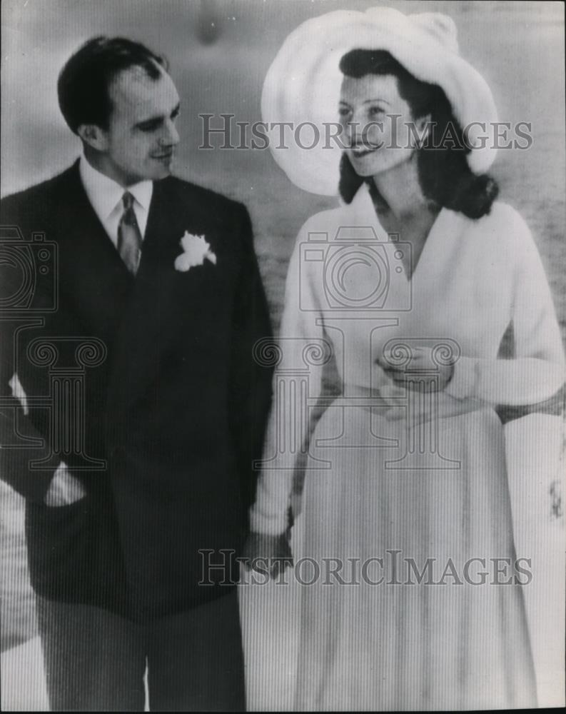 1949 Press Photo Prince Aly Khan and Rita Hayworth Hold Hands at the Reception - Historic Images