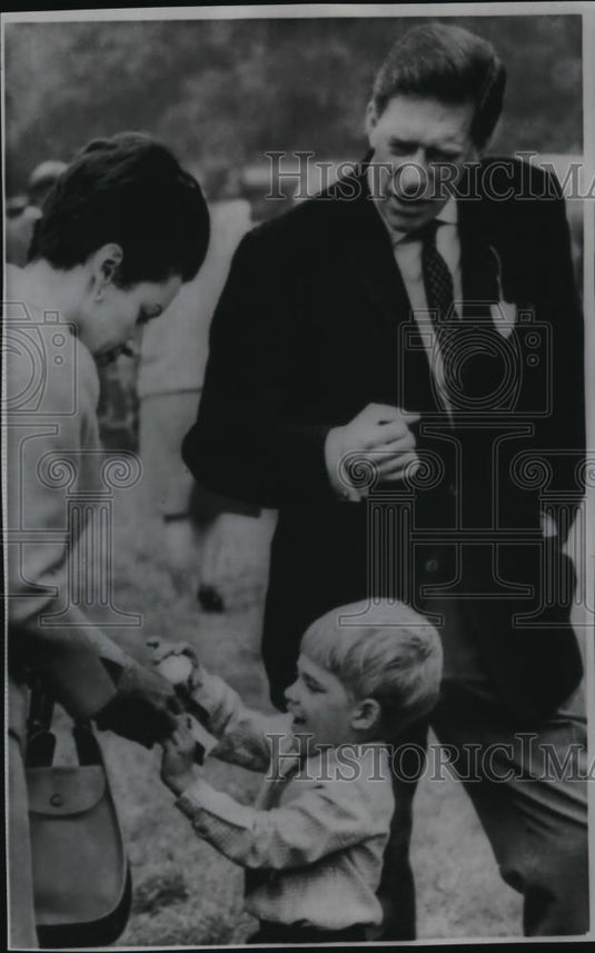 1967 Press Photo Earl of Harewood and his bride, former model Patricia Tuckwell - Historic Images