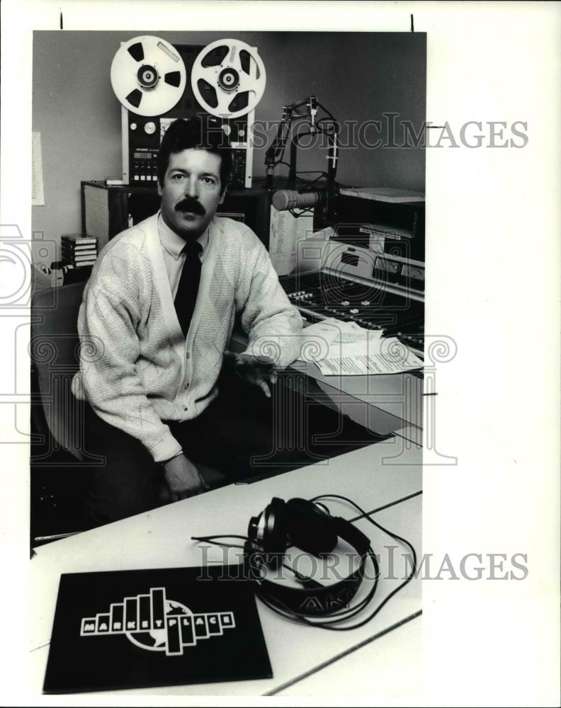 1991 Press Photo Bill Wolfson Market Place Radio of WCPN FM - cva49352 - Historic Images
