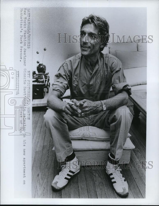 1977 Press Photo Fashion designer Giorgio Sant'Angelo relaxing in new apartment - Historic Images