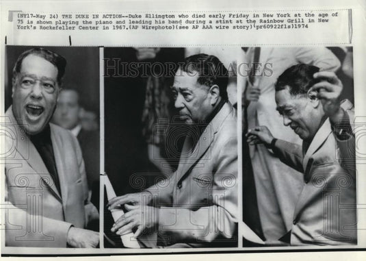 1974 Press Photo Duke Ellington shown playing piano & leading his band - Historic Images