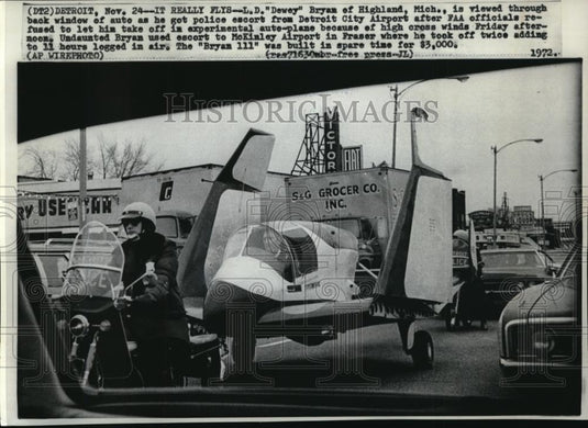 1972 Press Photo L. D. Dewey with his police escorts from Detroit City airport - Historic Images