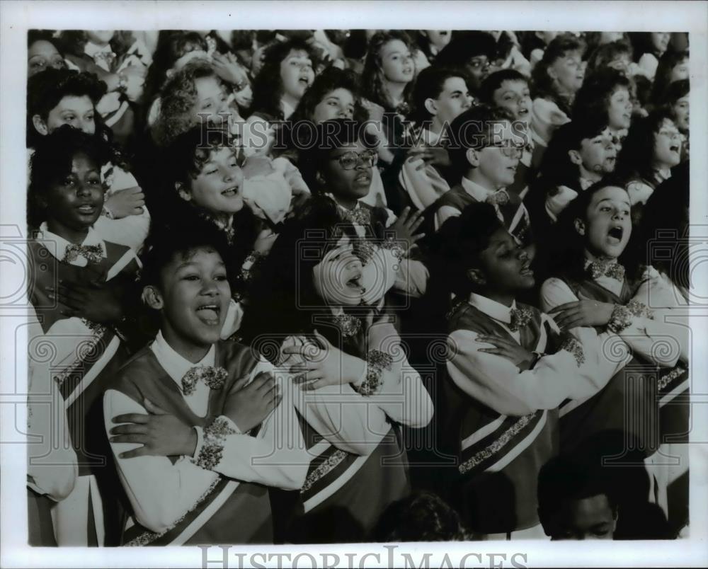 1990 Press Photo People at THE SINGING ANGELS - cvp35107 - Historic Images