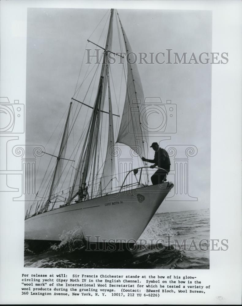 1967 Press Photo Francis Chichester at his globe circling yacht - Historic Images