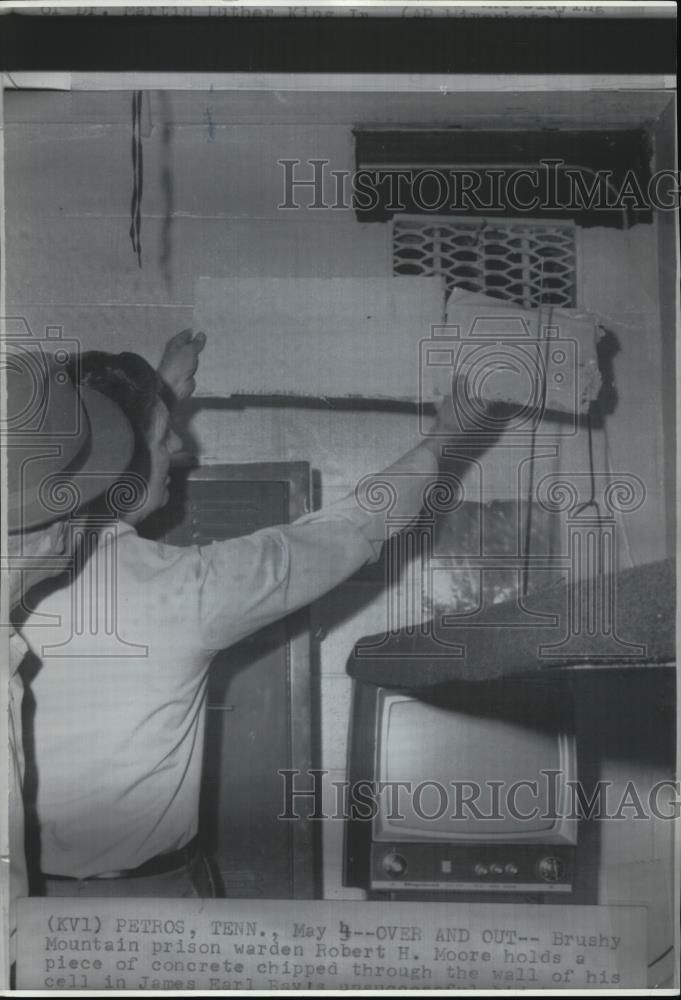 1971 Press Photo Robert H. Moore Holds a Piece of Concrete Chipped through Wall - Historic Images