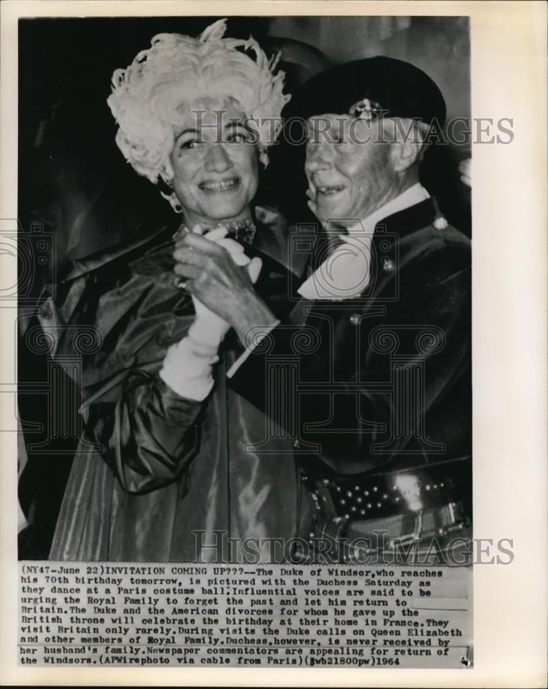 1964 Press Photo Duke of Windsor Dance with the Duchess at Paris Costume Ball - Historic Images