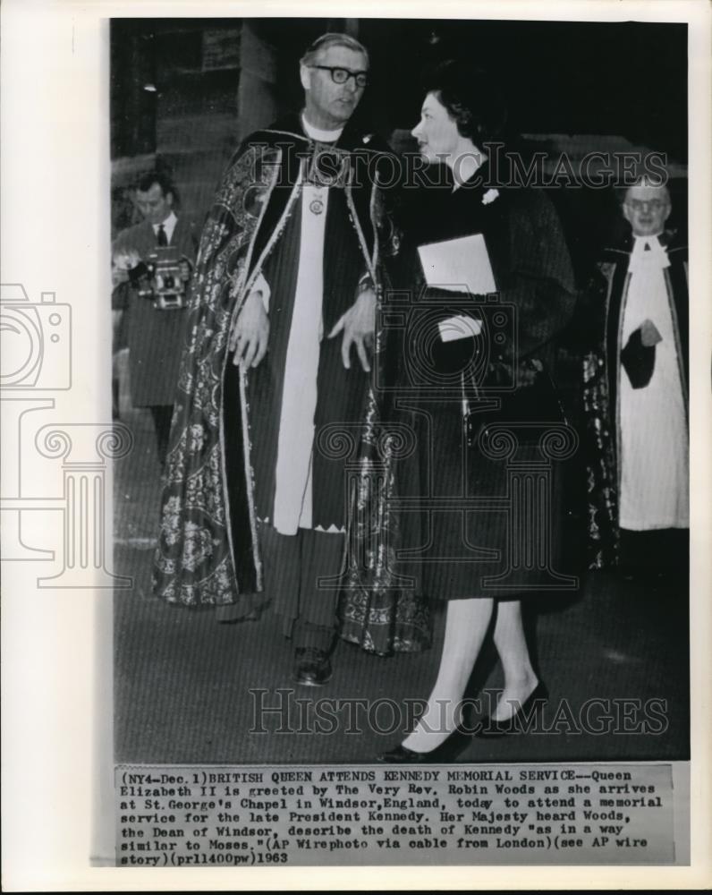 1963 Press Photo Queen Elizabeth II is greeted by the Very Rev. Robin Woods as - Historic Images