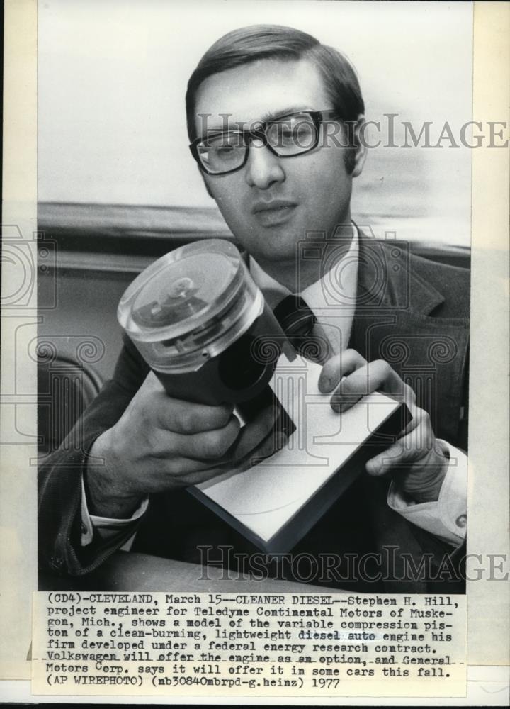 1977 Press Photo Stephen H. HIll Shows a Model of Variable Compression Piston - Historic Images