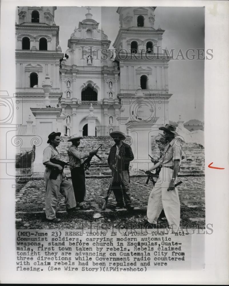 1954 Press Photo The anti communist soldiers with their weapons at Guatemala - Historic Images