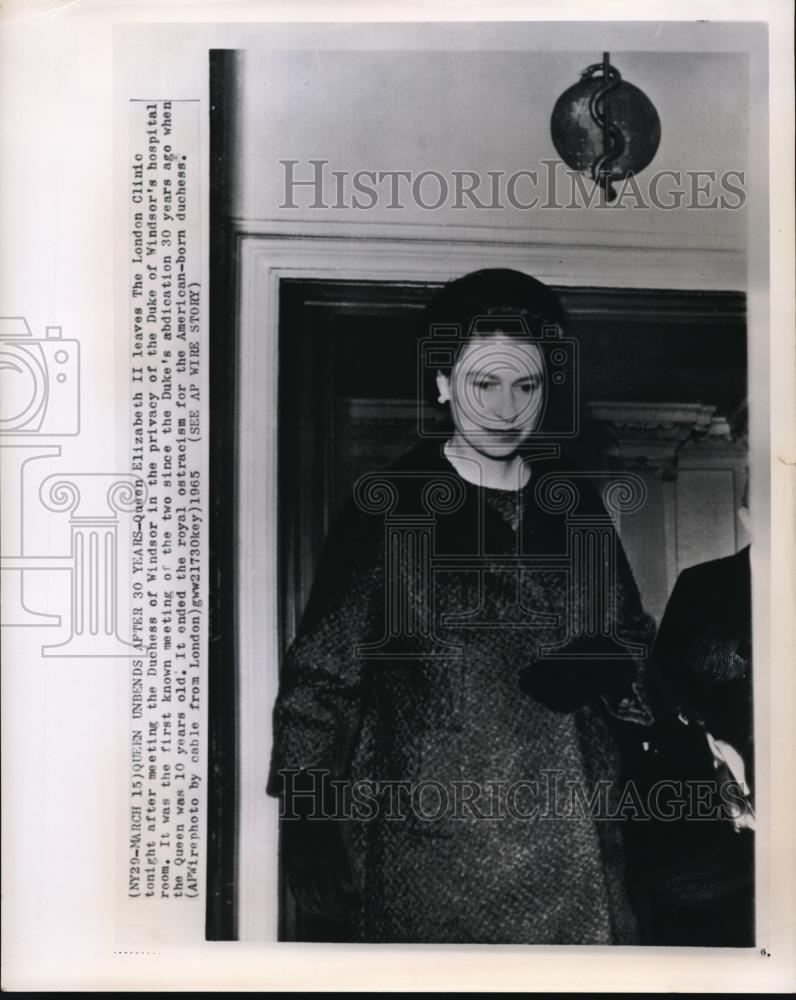 1965 Press Photo Queen Elizabeth II as she leaves the London Clinic - Historic Images