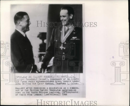 1944 Press Photo Col. Elliott Roosevelt Shakes Hands with Marshal T.L.Leigh - Historic Images