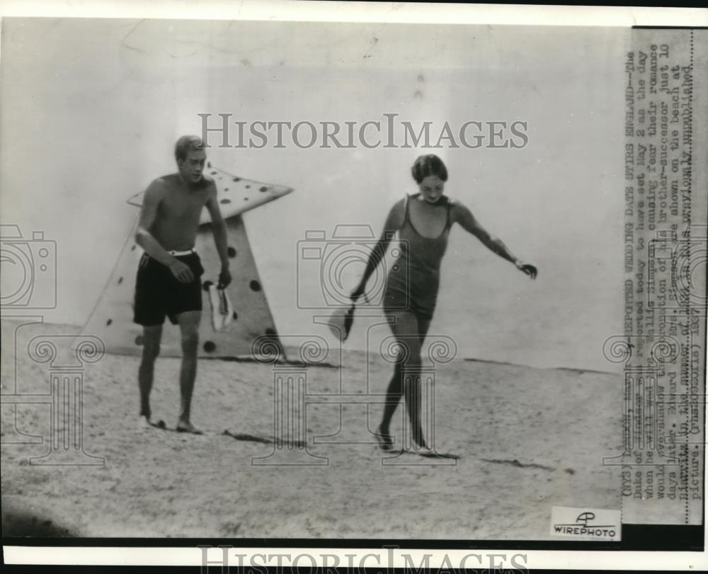 1937 Press Photo The Duke of Windsor &amp; Mrs Wallis Simpson at Biarritz beach - Historic Images