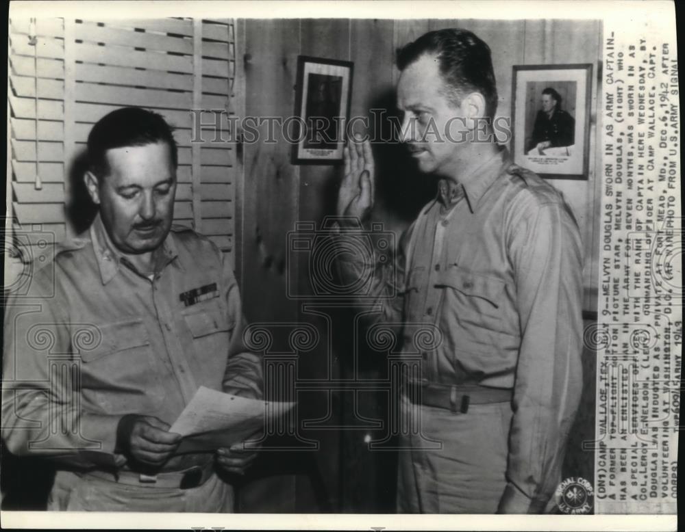 1943 Press Photo Melvin Douglas sworn in as army captain - Historic Images