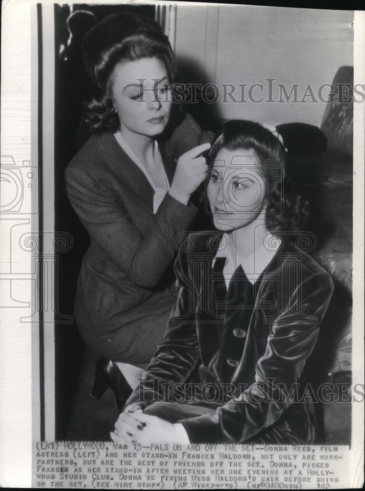 1942 Press Photo Donna Reed Fixing Miss Haldorn&#39;s Hair - cvw05449 - Historic Images