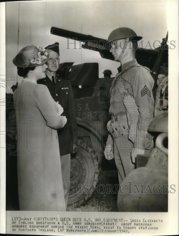 1942 Press Photo Queen Elizabeth of England Sees U.S. War Equipment - Historic Images
