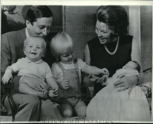 1969 Press Photo Holland Princess Beatrix with her family - Historic Images