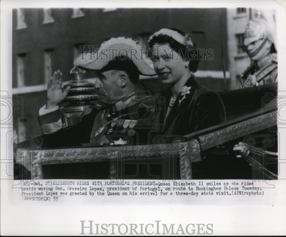 1955 Press Photo Queen Elizabeth II besides Gen Oraveiro Lopes Pres. of Portugal - Historic Images