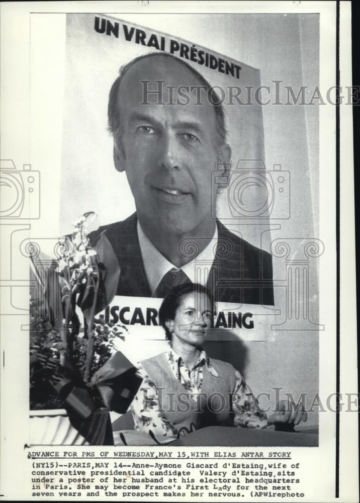 1974 Press Photo French Pres wife Anne-Aymone Giscard d'Estaing under a poster - Historic Images