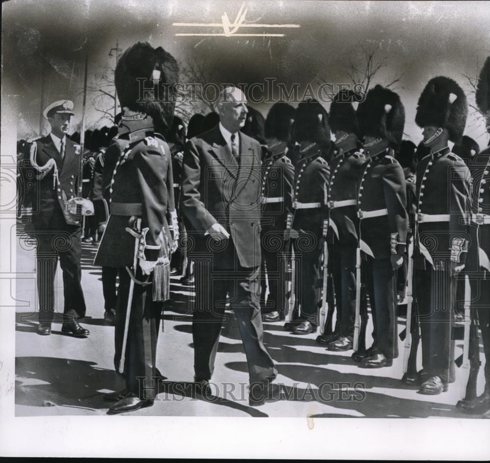 1960 Press Photo Pres. Charles De Gaulle of France reviees guard of Honor. - Historic Images