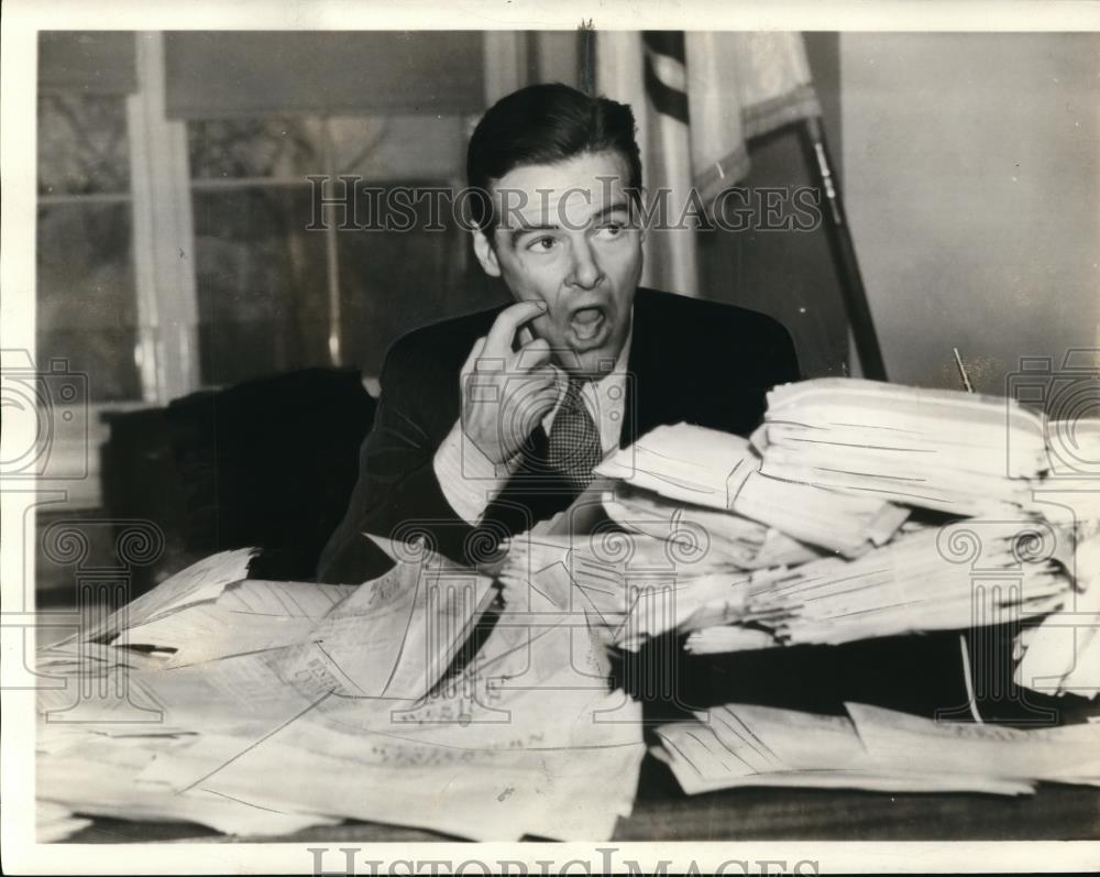 1939 Press Photo Senator Henry Cabot Lodge with the thousands telegrams - Historic Images