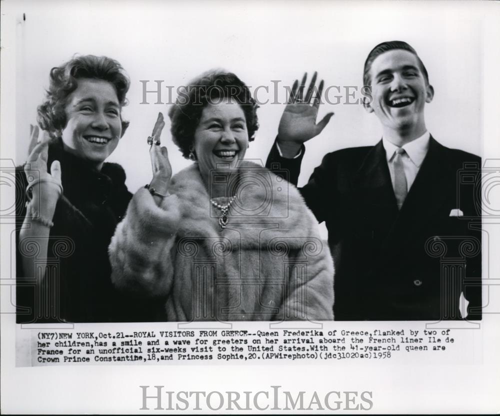 1958 Press Photo Queen Frederika with Her Children Smile and Wave for Greeters - Historic Images