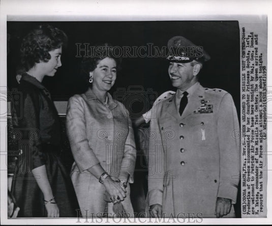 1958 Press Photo Queen Frederika Accompanied by Princess Sophia - Historic Images