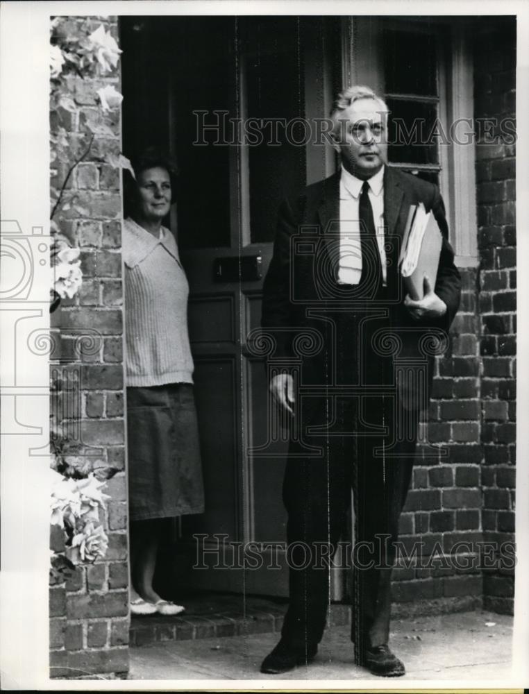 1963 Press Photo Mary sees husband Harold Wilson Labor Party leader off to work - Historic Images