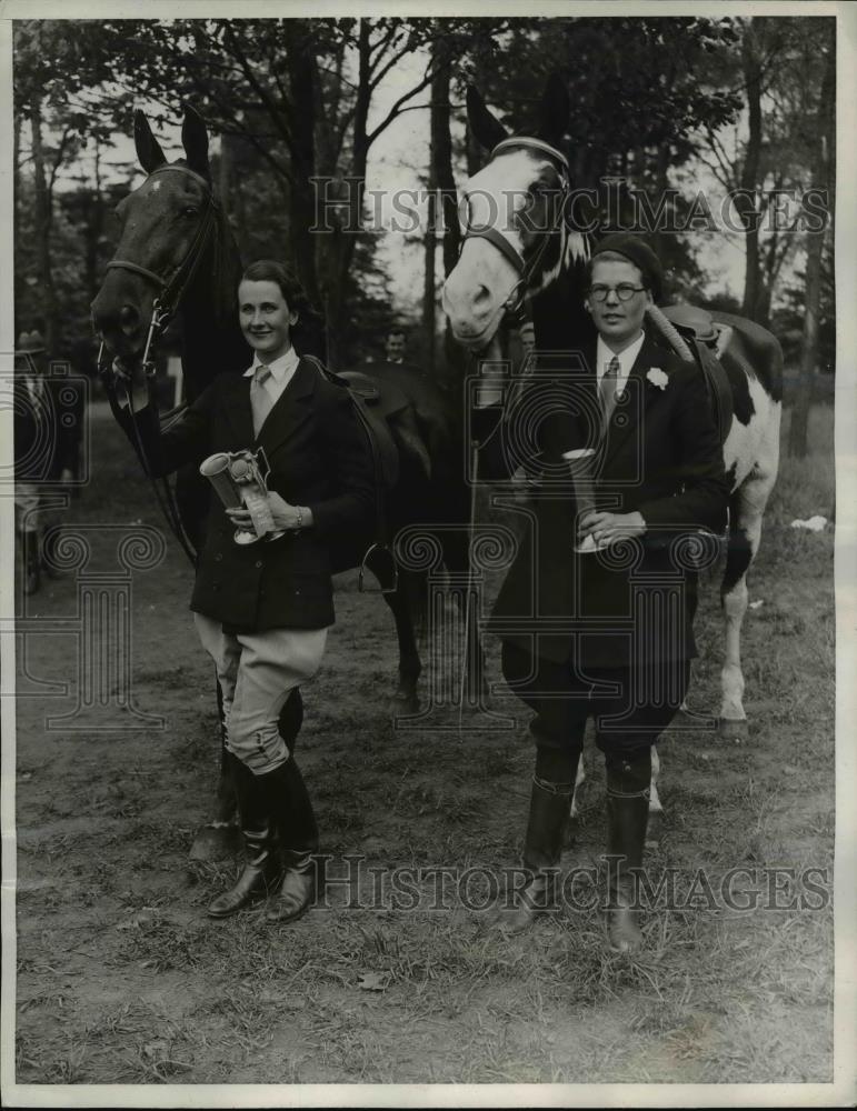 1932 Press Photo Elanor Wilder (L) and Isabel Gibby at women&#39; college riding - Historic Images