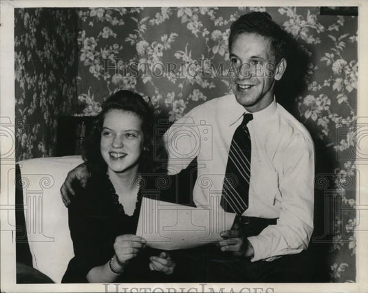 1947 Press Photo Baby Sitter James Schuffert and 13yr old he sat with married. - Historic Images