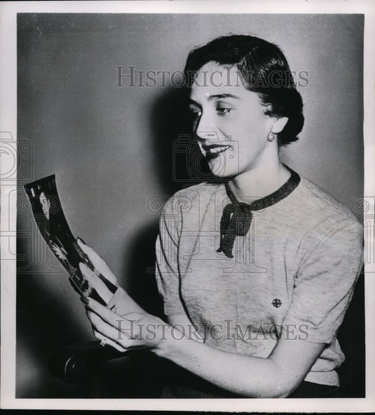 1952 Press Photo Miss Geri Ball Looks At Photo Of Tommy O'Connell - Historic Images