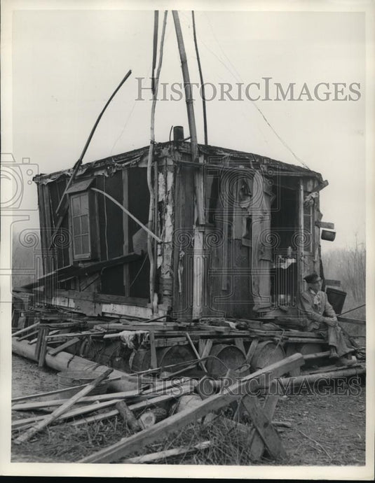 1940 Press Photo Capt. Henry Shanks One Room Shack Mud Island - Historic Images